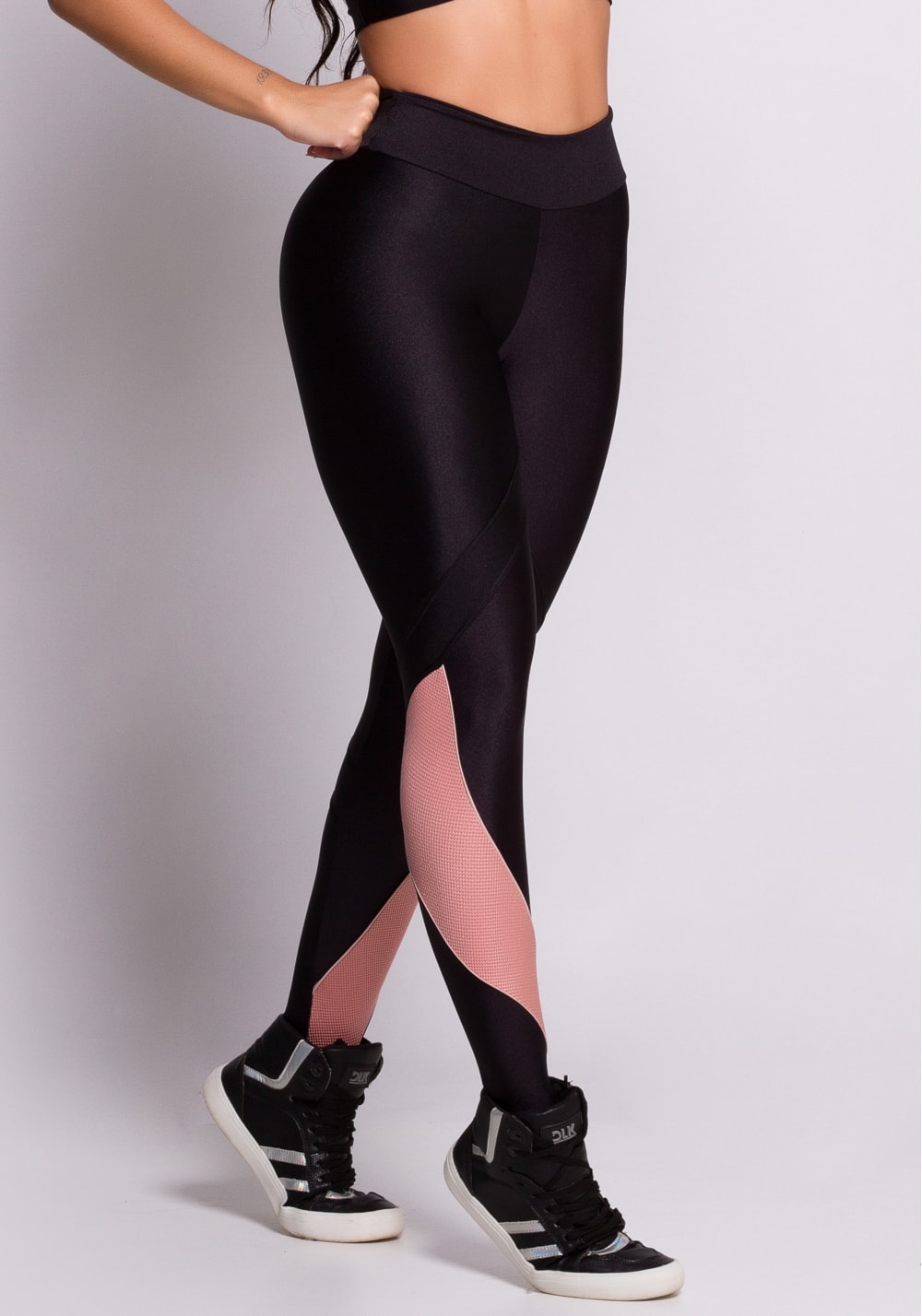 Calça legging brilho preta detalhe texturizado rosê