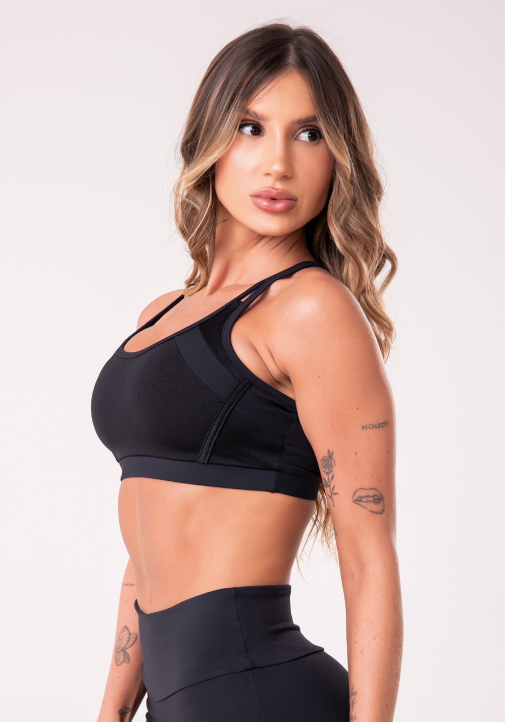 Top metal preto com bojo e tiras