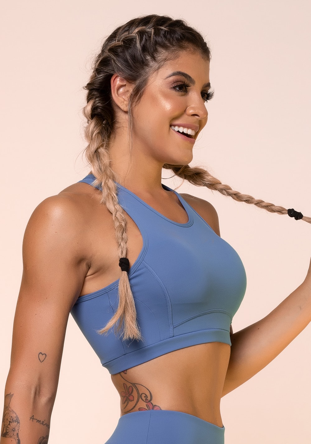 Top fitness azul cruzado com bojo removível