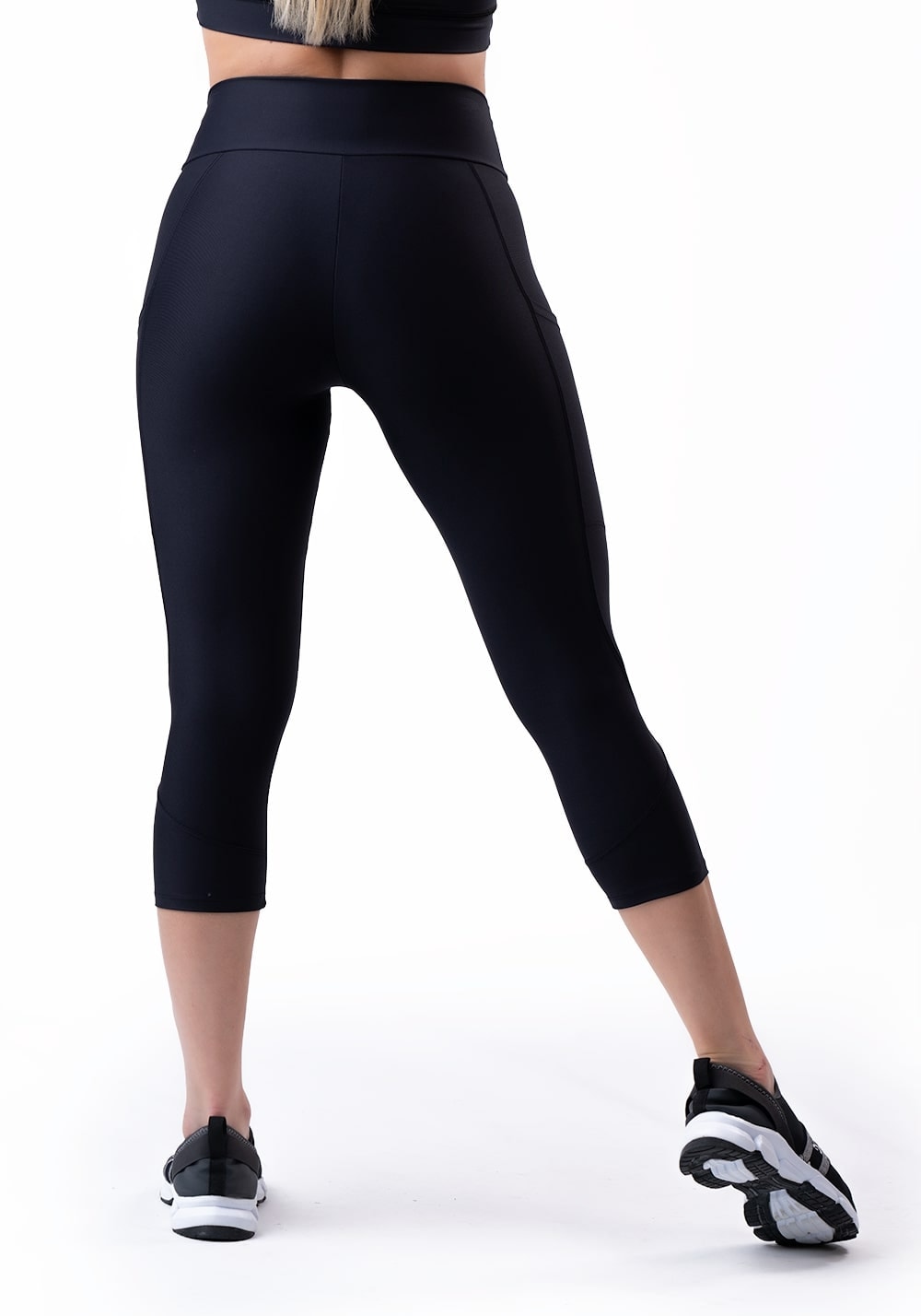 Calça corsário preta com bolso básica