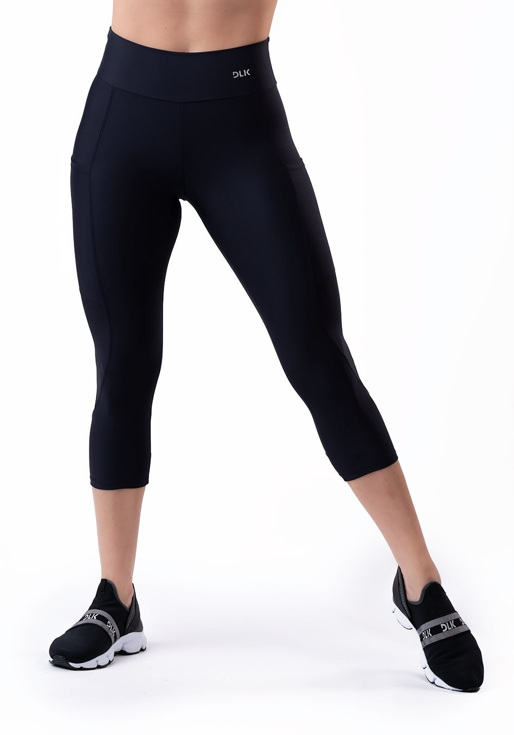 Calça corsário preta com bolso básica
