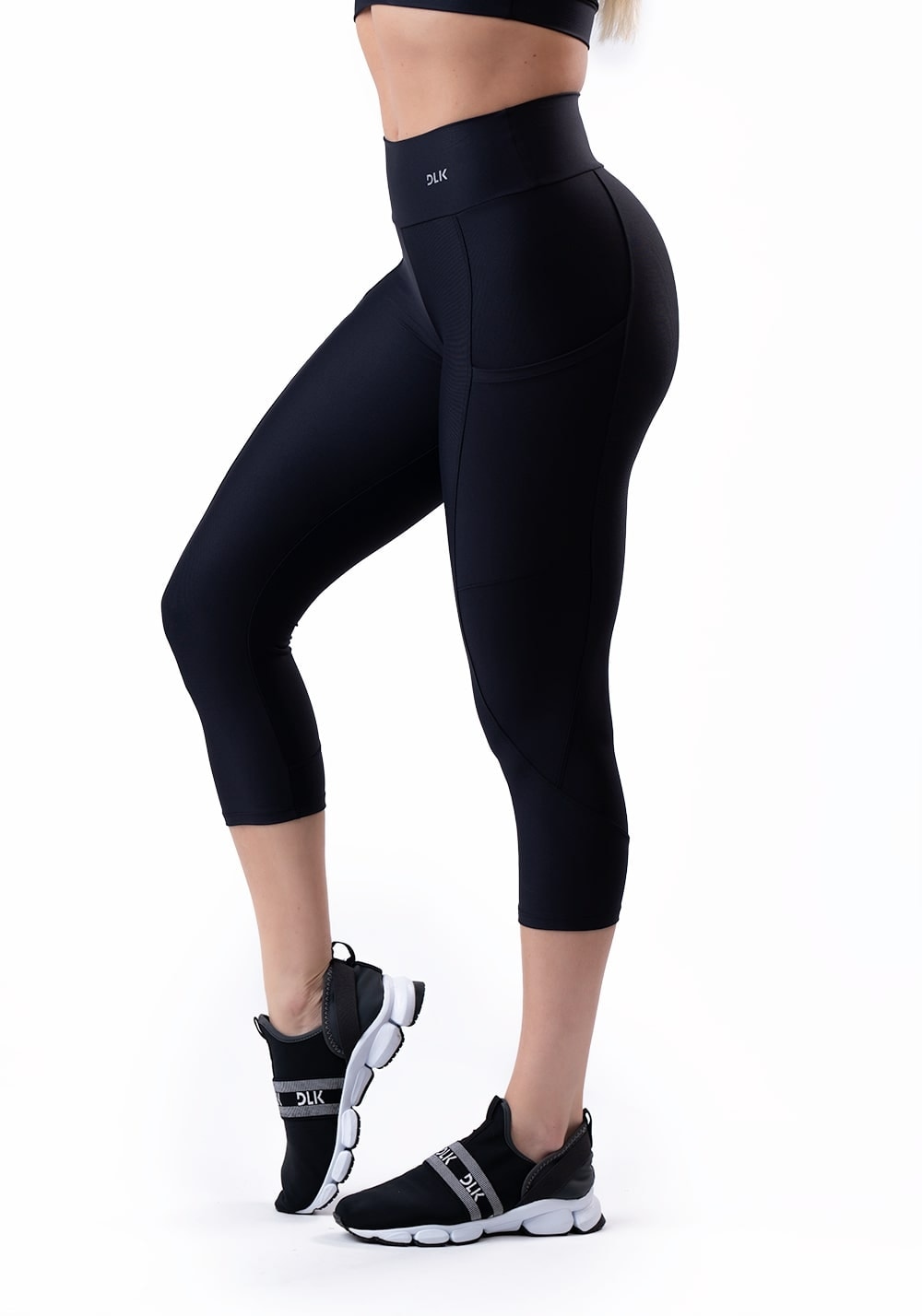 Calça corsário preta com bolso básica