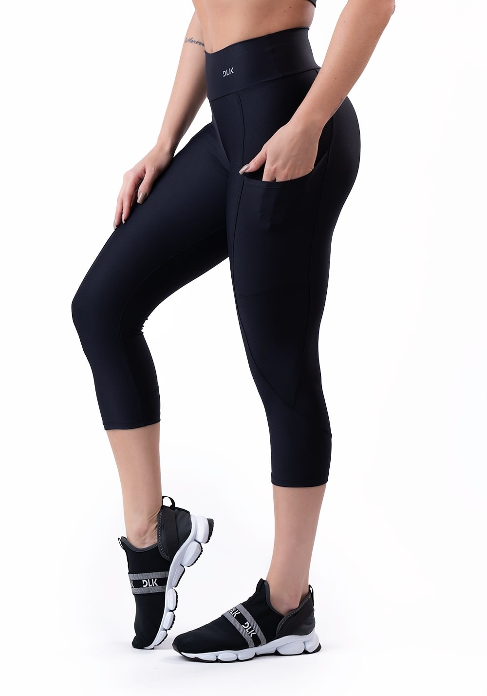 Calça corsário preta com bolso básica