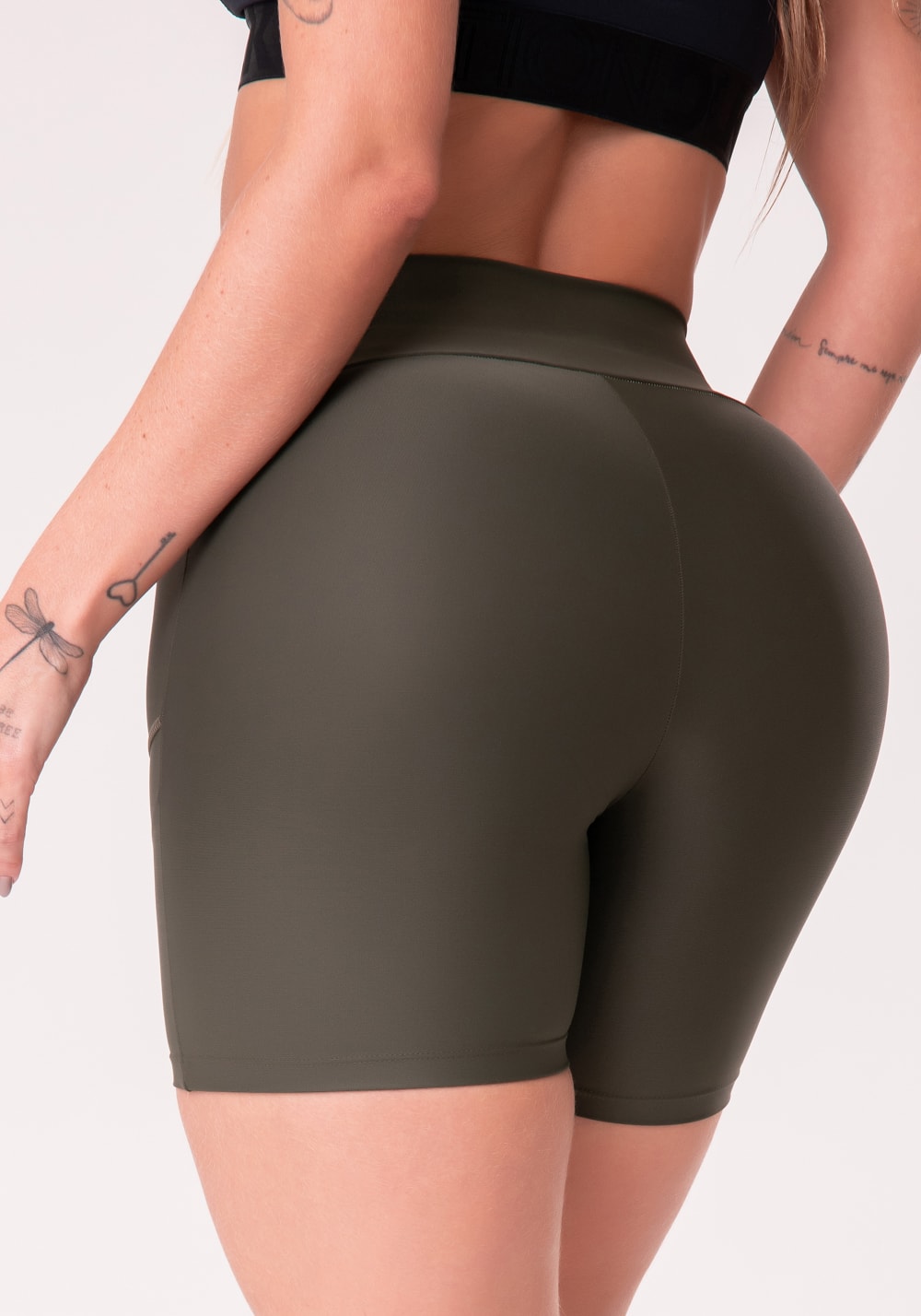 Short verde militar com recortes básico