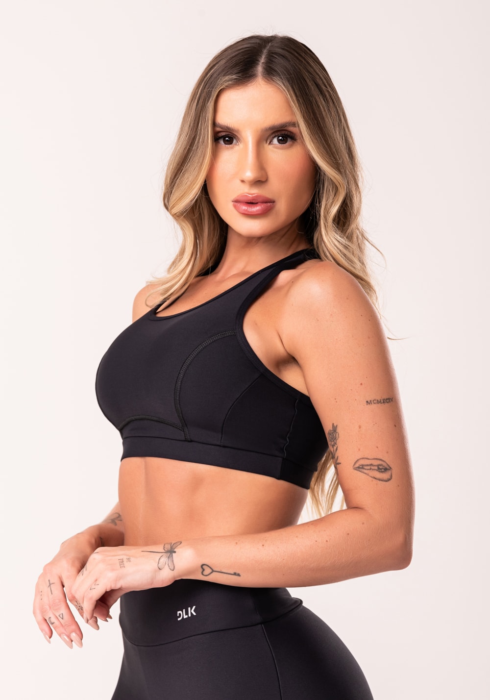 Top fitness preto cruzado com bojo removível
