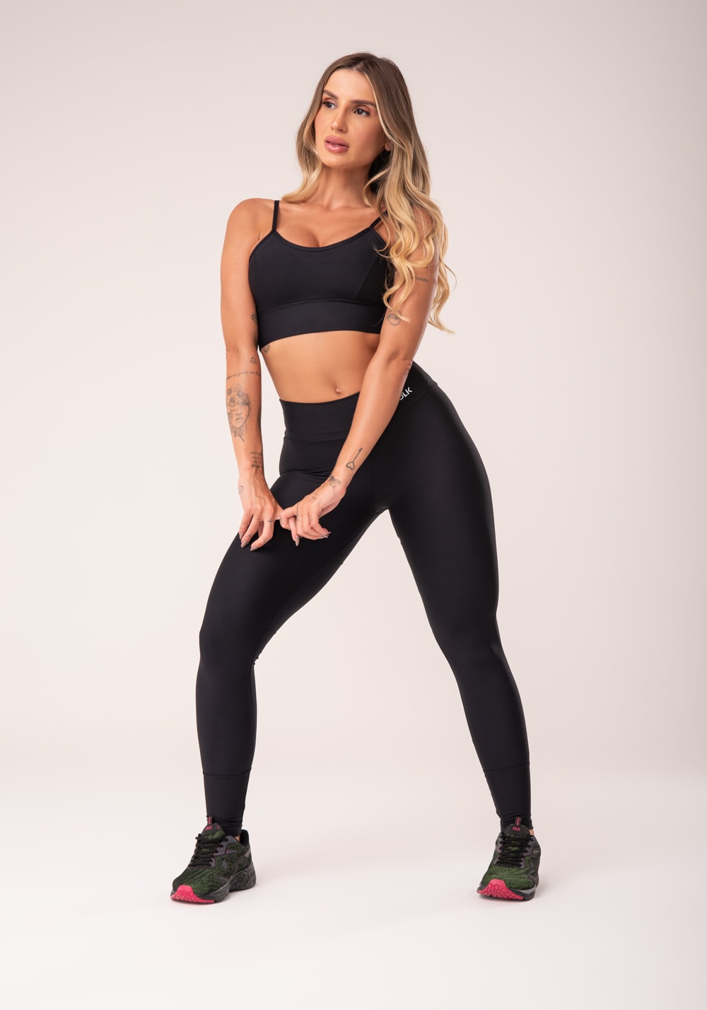 Calça legging preta com recortes laterais básica