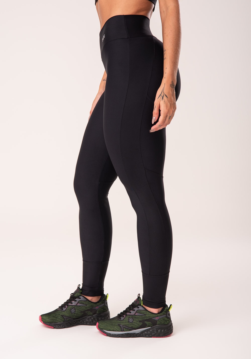 Calça legging preta com recortes laterais básica