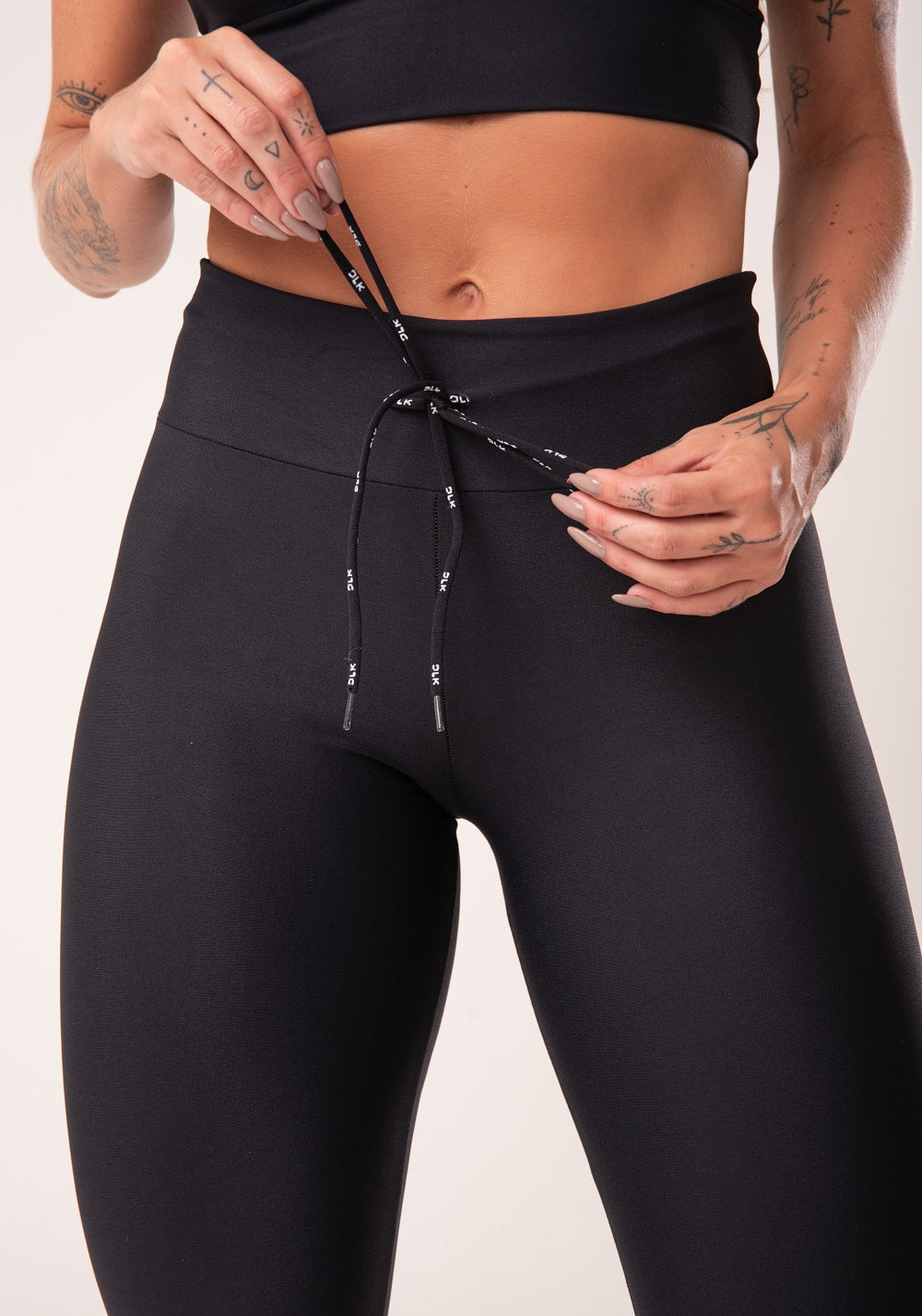 Calça legging preta com cadarço básica