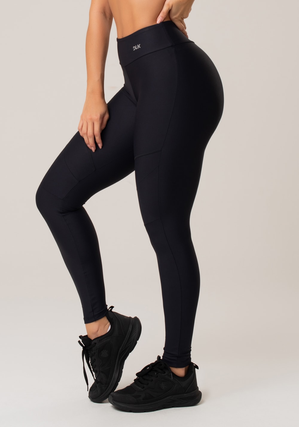 Calça legging preta com recortes básico