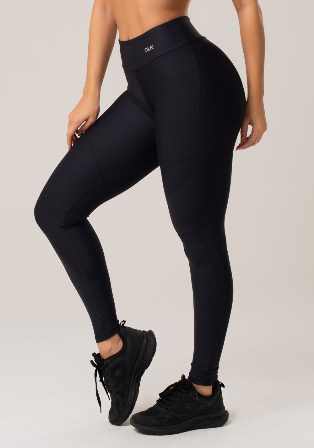 Calça legging preta com recortes básico
