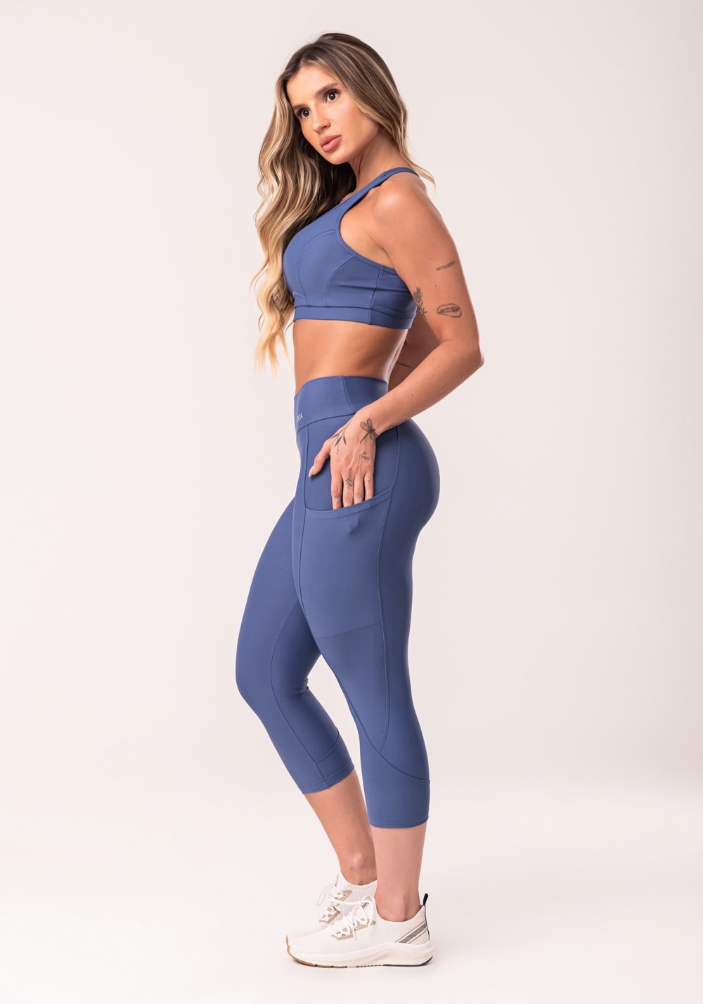 Calça corsário azul com bolso básica