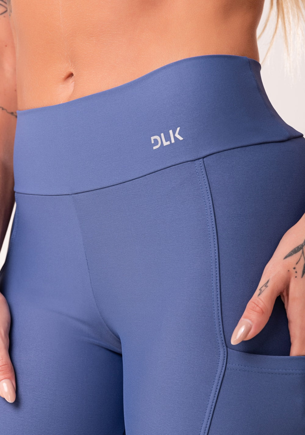 Calça corsário azul com bolso básica