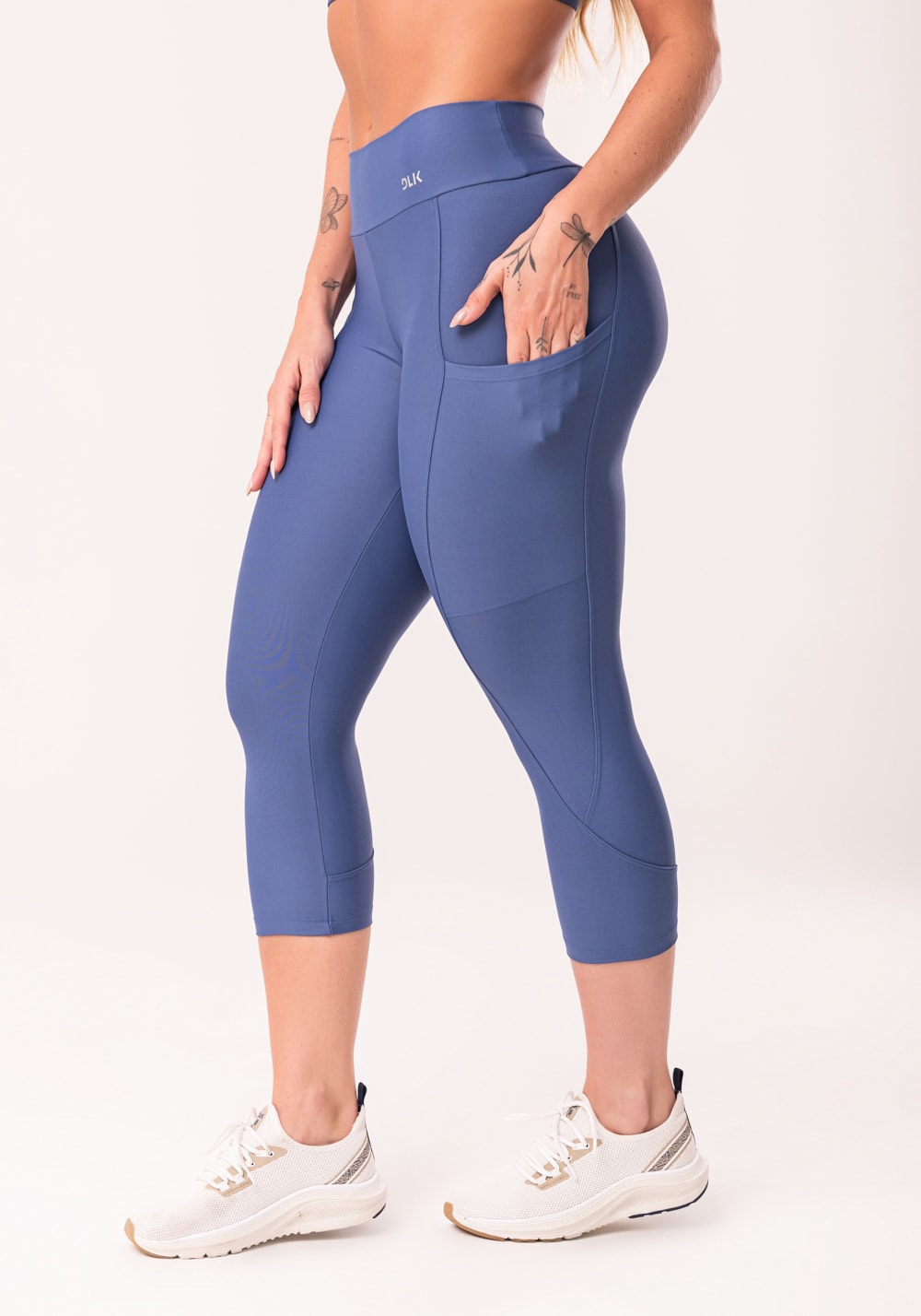 Calça corsário azul com bolso básica