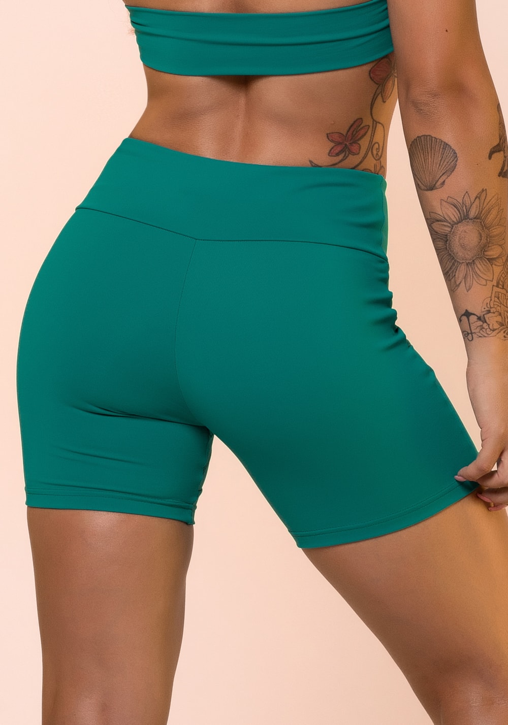 Short verde com recortes básico