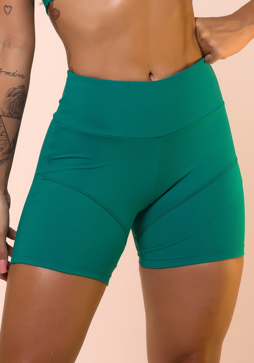Short verde com recortes básico
