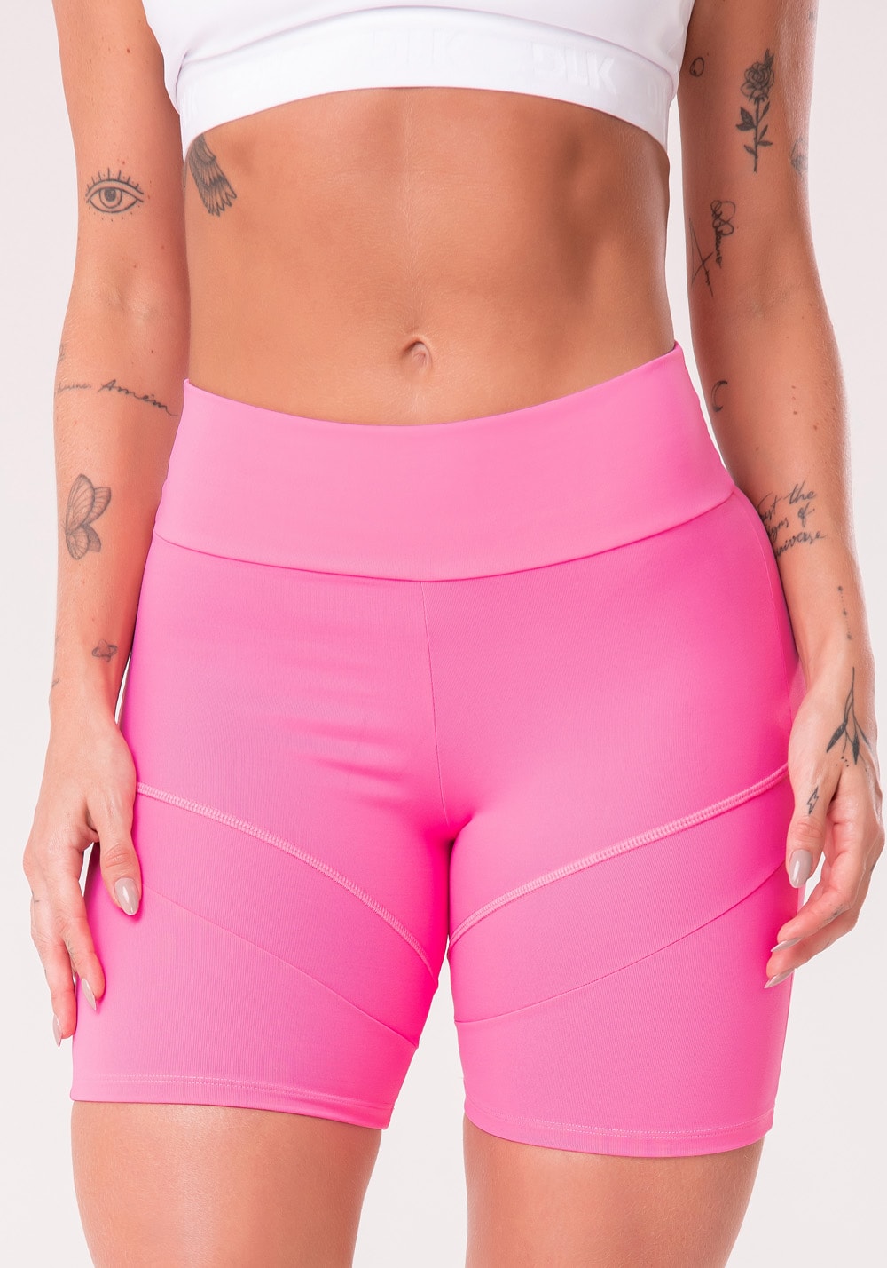 Short rosa chiclete com recortes básico