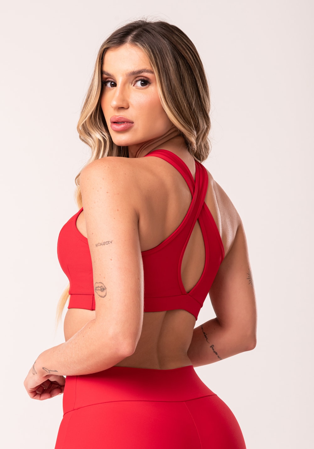 Top fitness vermelho cruzado com bojo removível