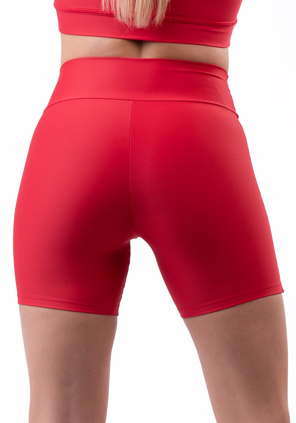 Short vermelho com recorte básico