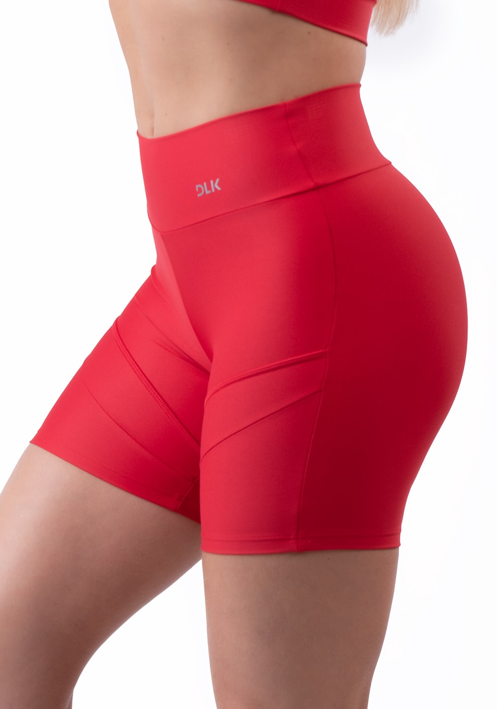 Short vermelho com recorte básico