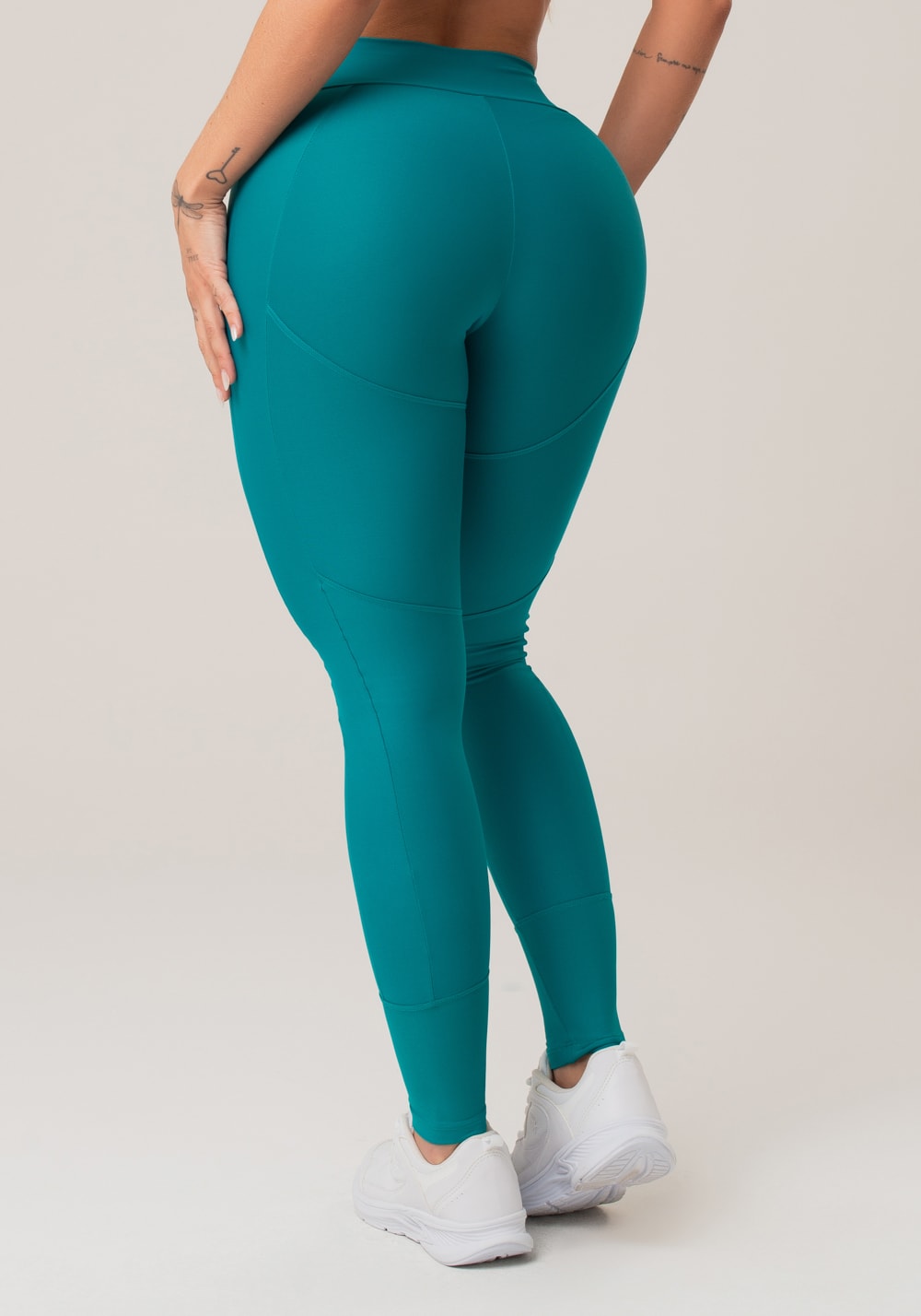Calça legging verde com recortes levanta bumbum básica