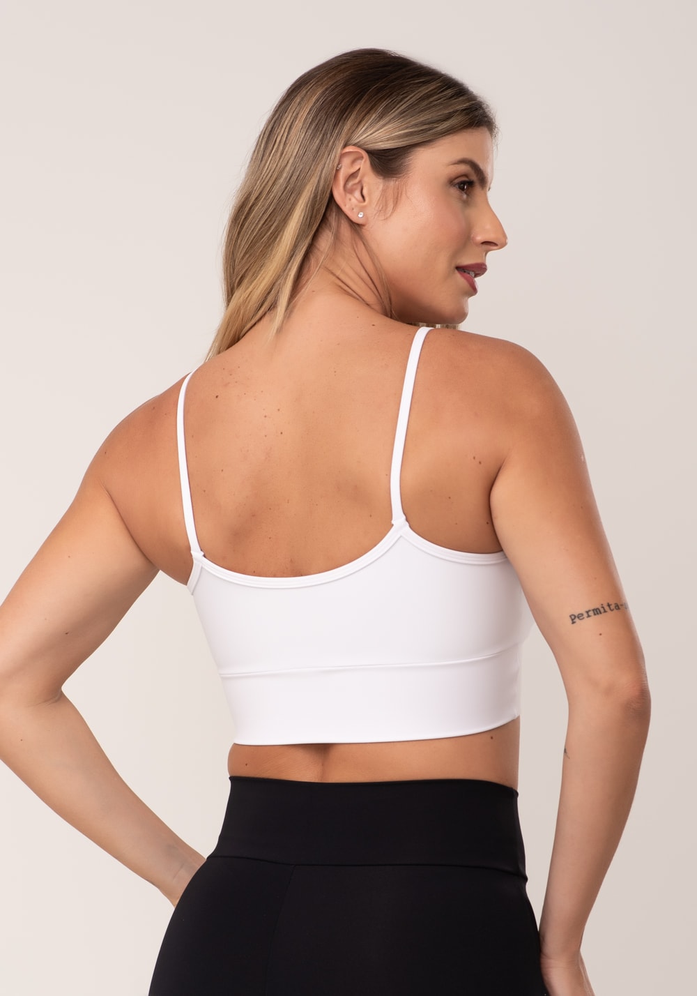Top fitness branco com recortes e bojo básico