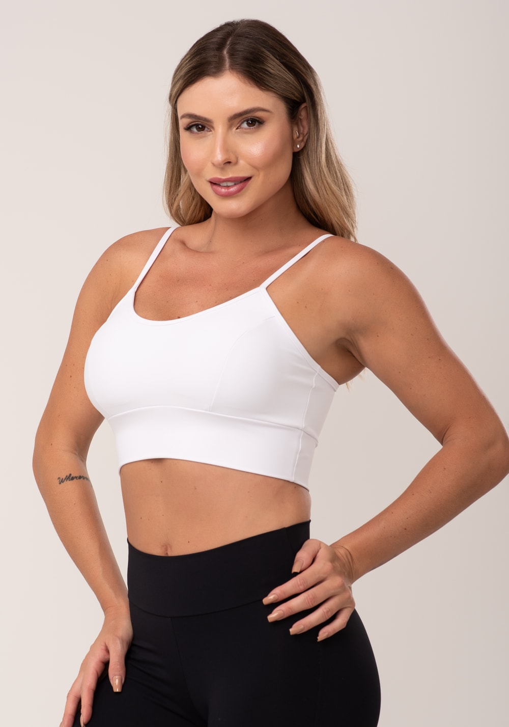 Top fitness branco com recortes e bojo básico