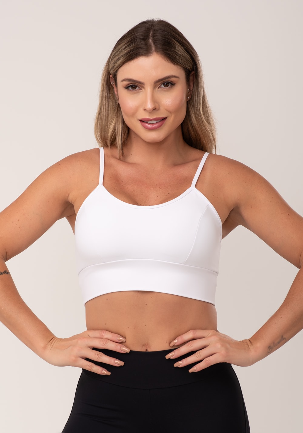 Top fitness branco com recortes e bojo básico