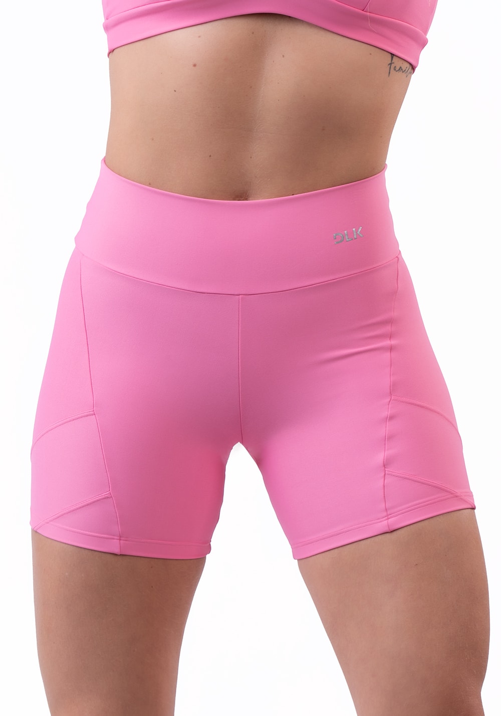 Short rosa chiclete com recorte duplo lateral básico