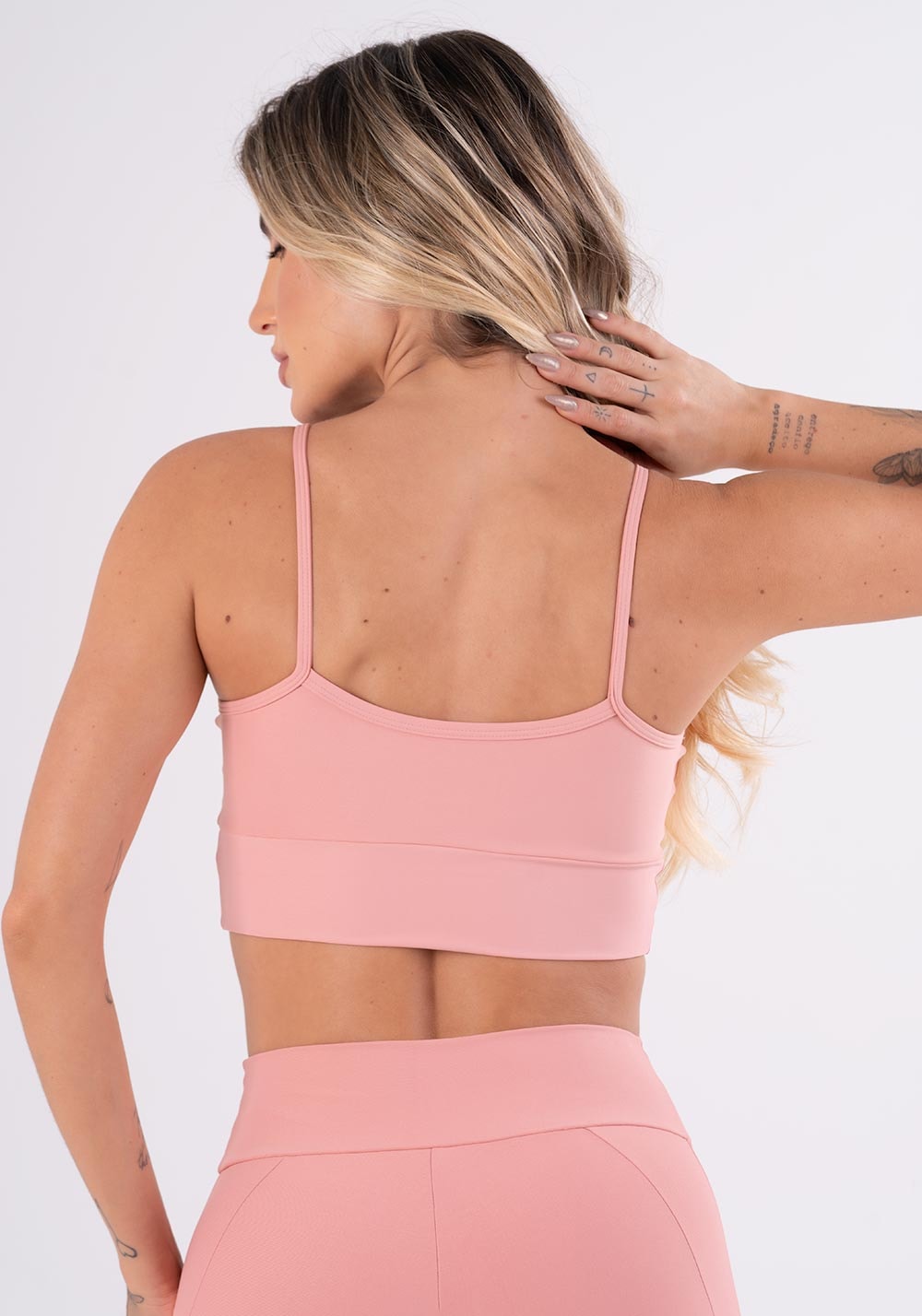 Top fitness rosê com recortes e bojo básico