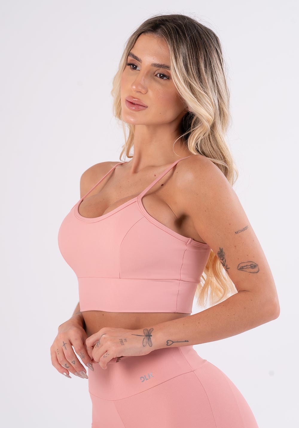 Top fitness rosê com recortes e bojo básico