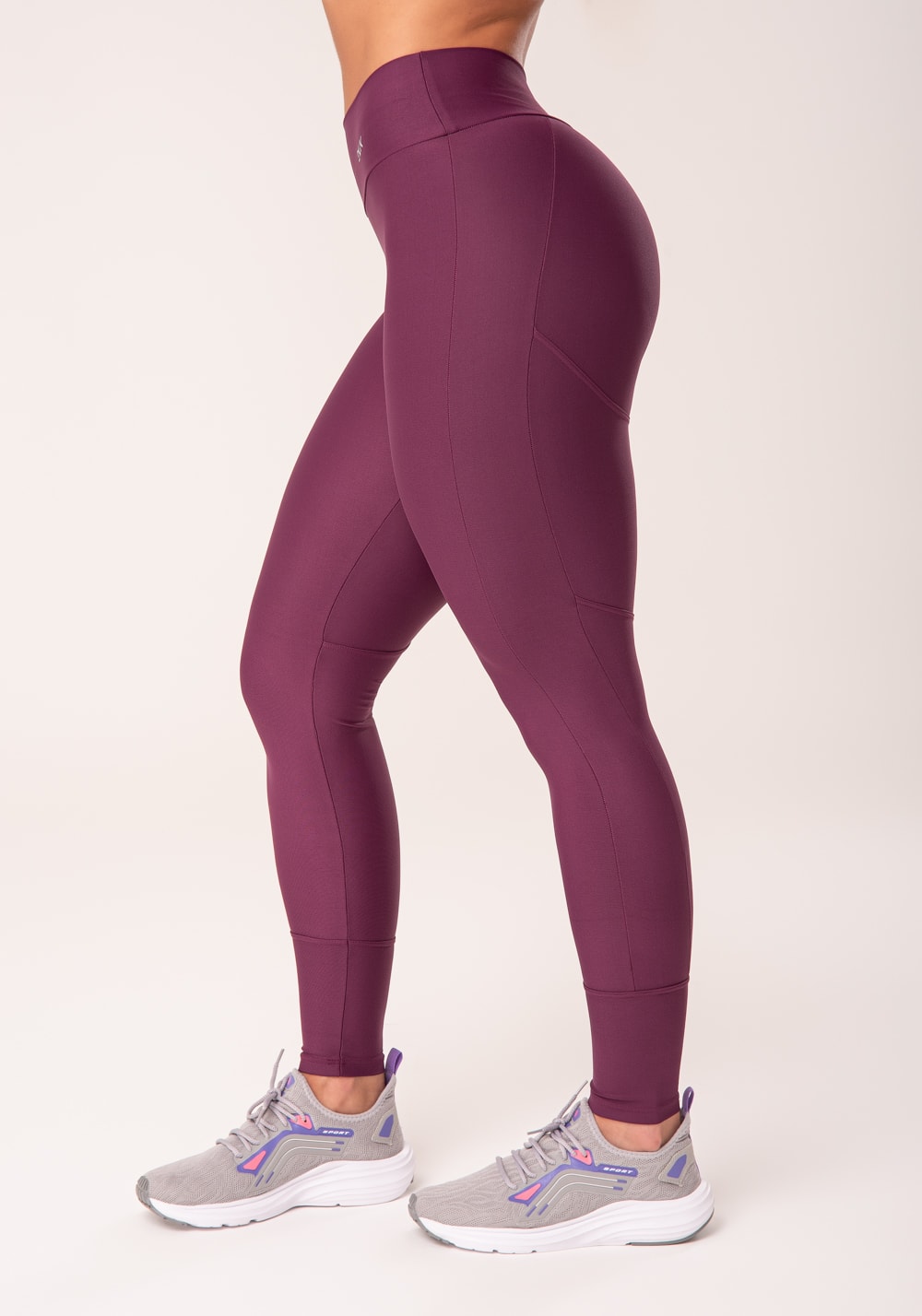Calça legging vinho com recortes levanta bumbum básica