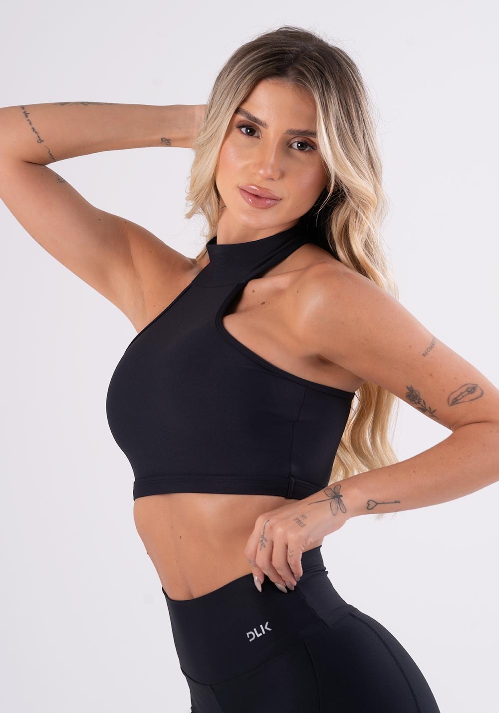 Top preto com gola e bojo básico