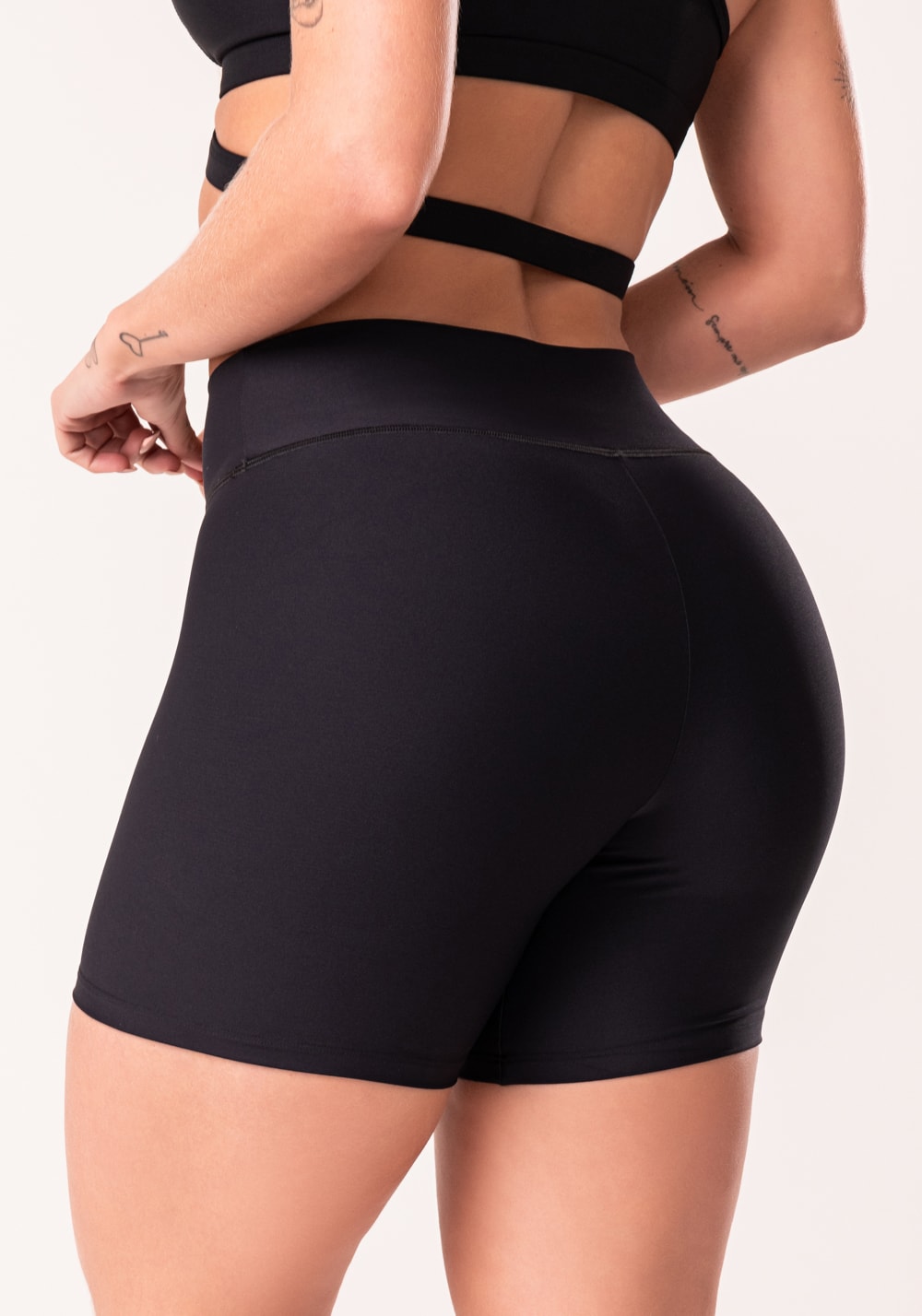 Short preto básico