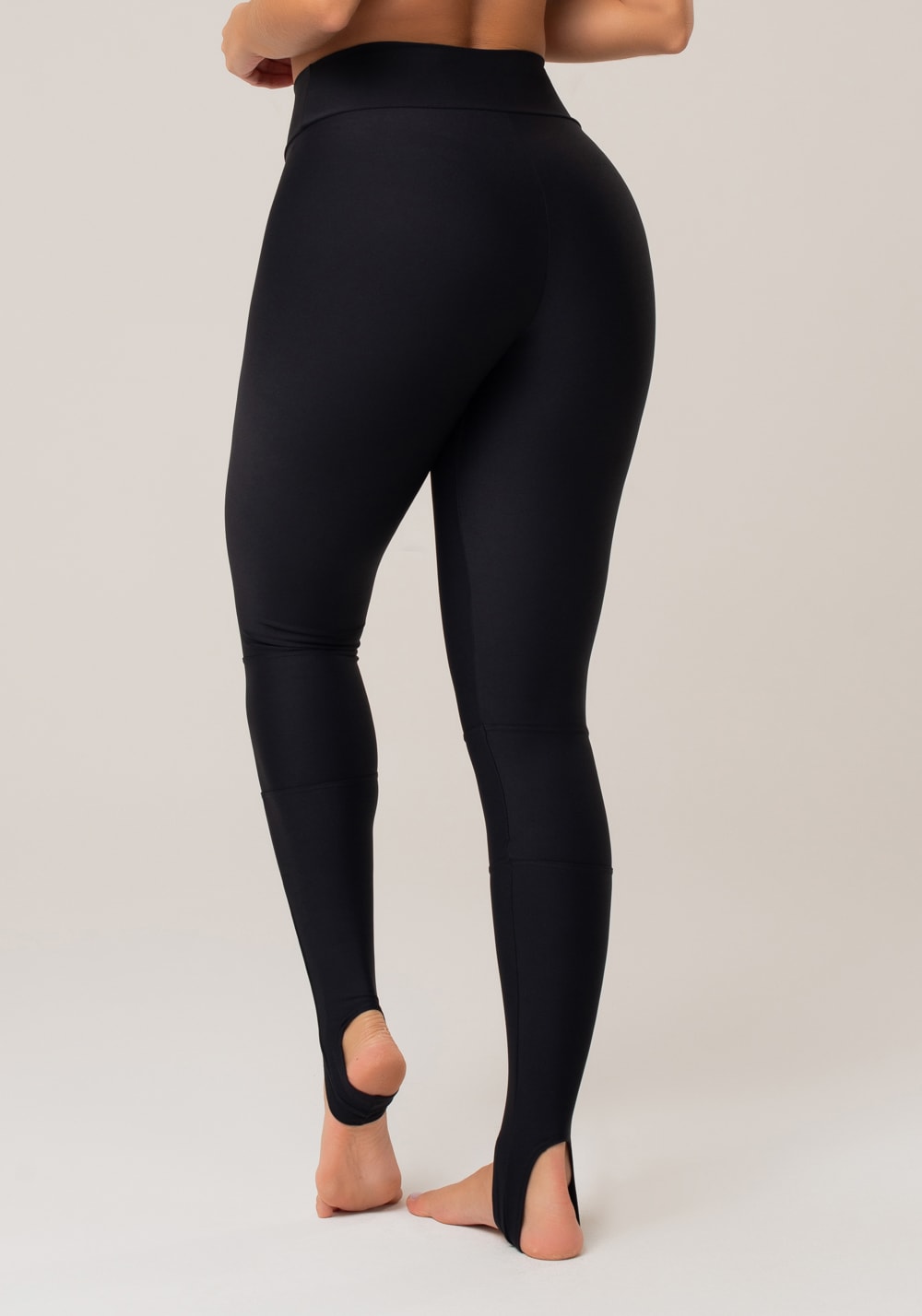 Calça legging preta com recortes e pezinho básica