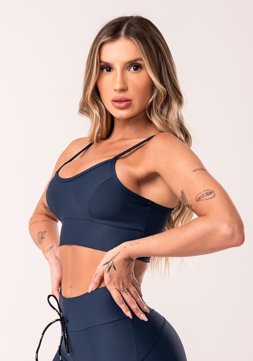 Top fitness azul marinho com recortes e bojo básico