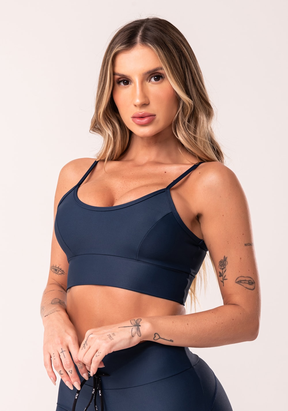 Top fitness azul marinho com recortes e bojo básico