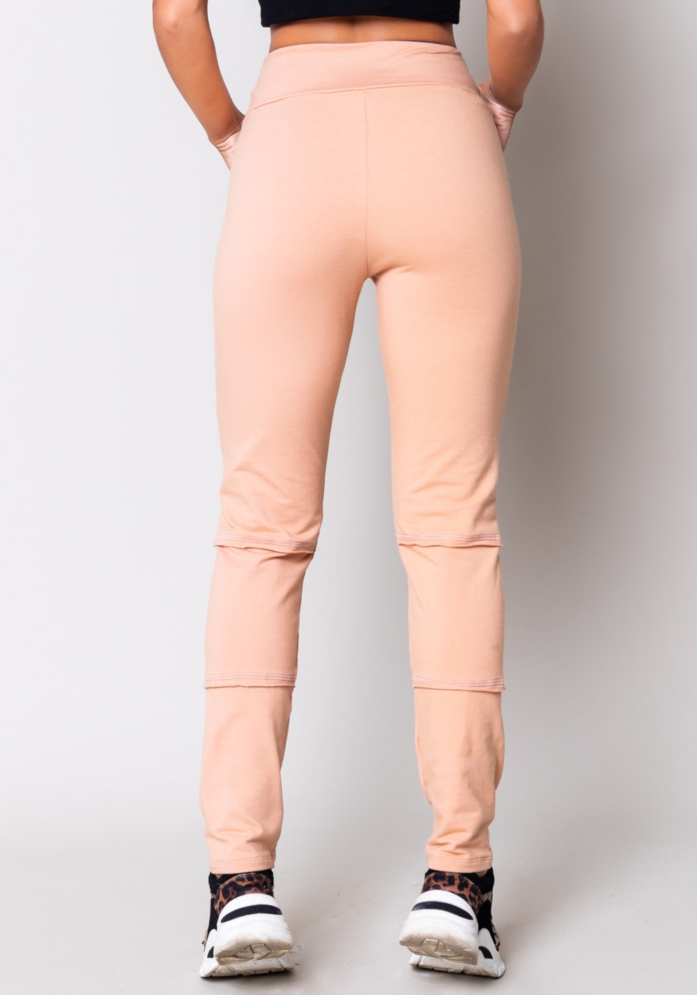 Calça moletom amêndoa com recortes e bolso