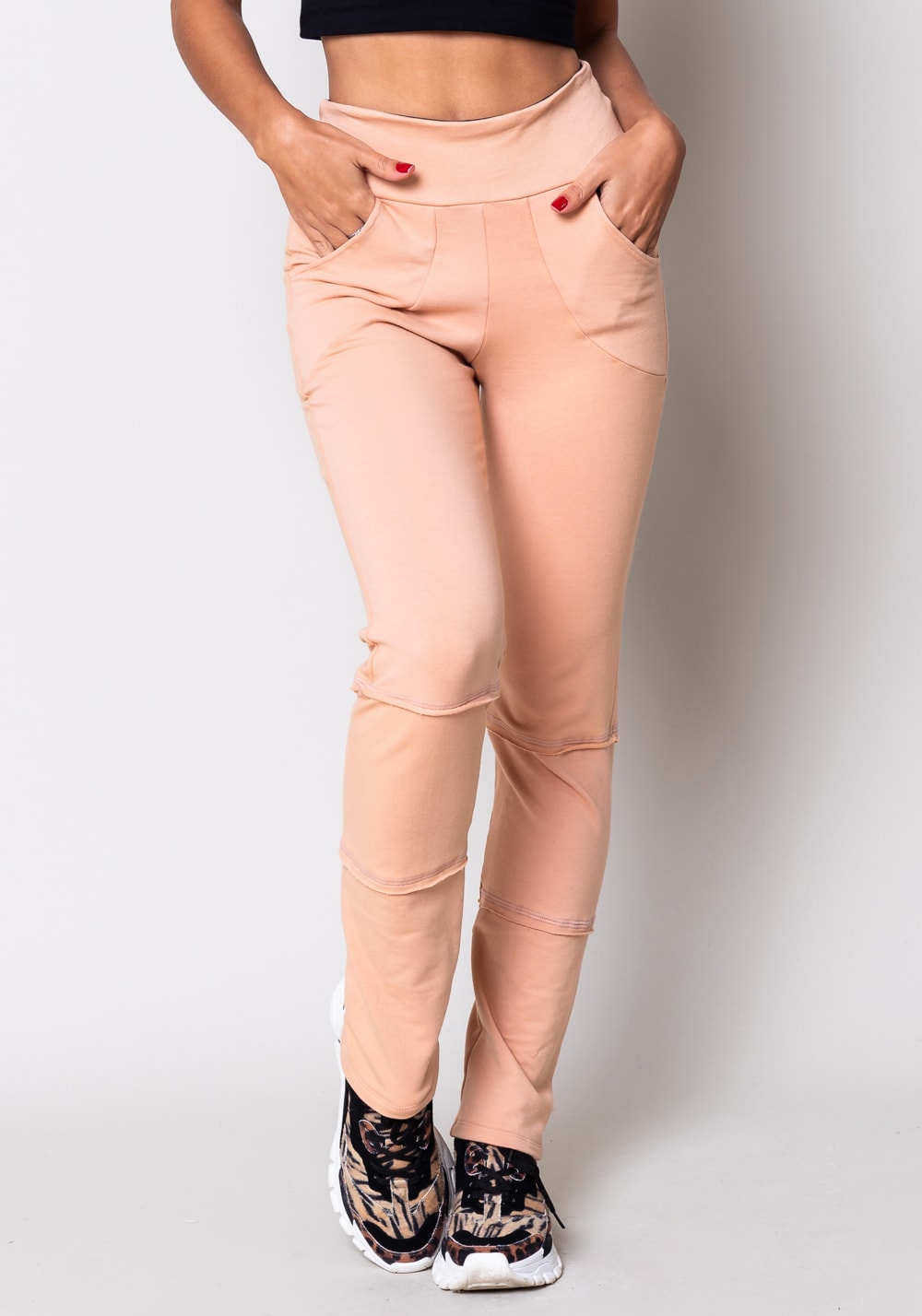 Calça moletom amêndoa com recortes e bolso