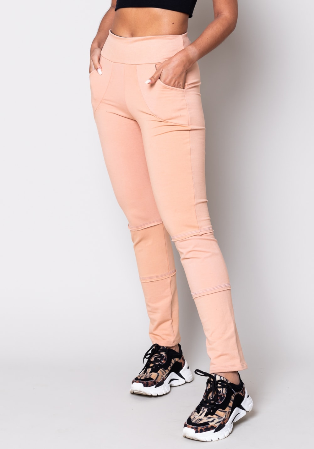 Calça moletom amêndoa com recortes e bolso