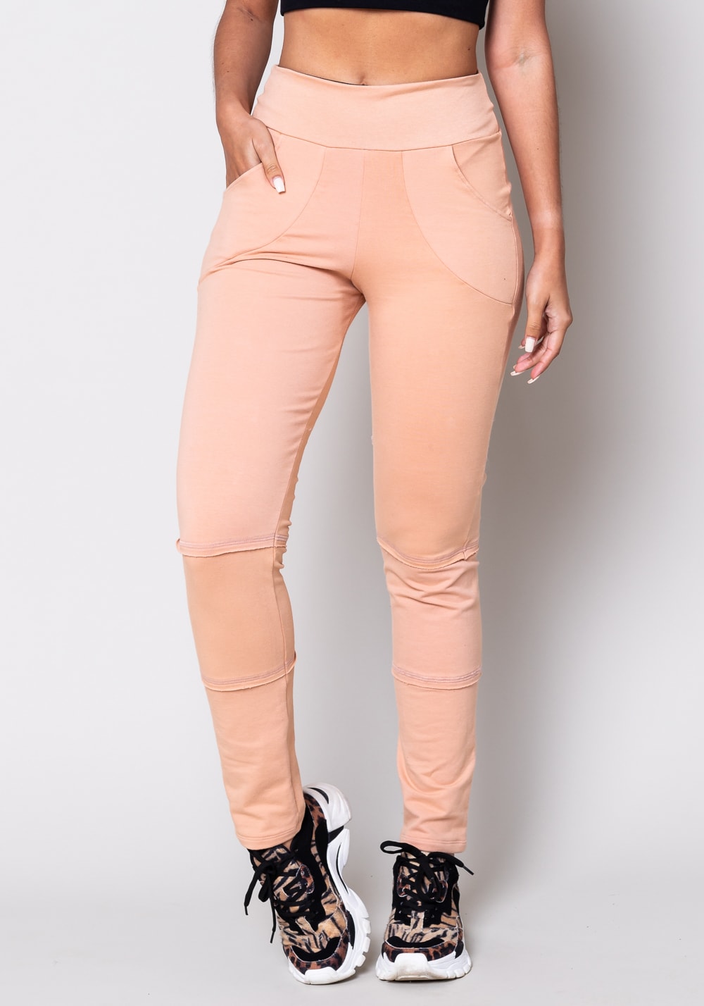 Calça moletom amêndoa com recortes e bolso