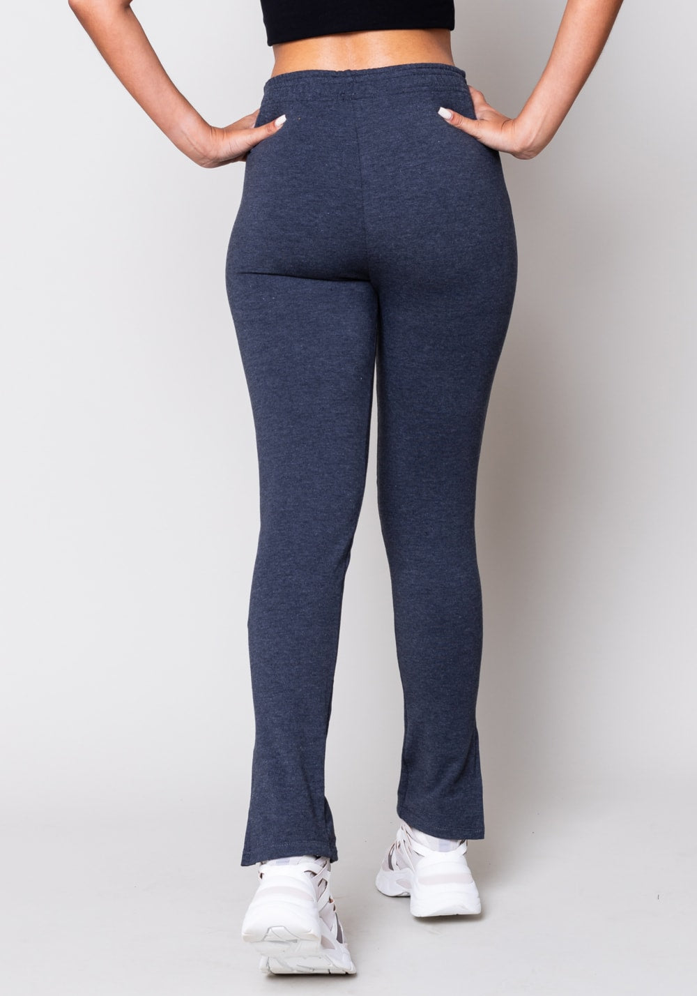 Calça moletom grafite com abertura lateral