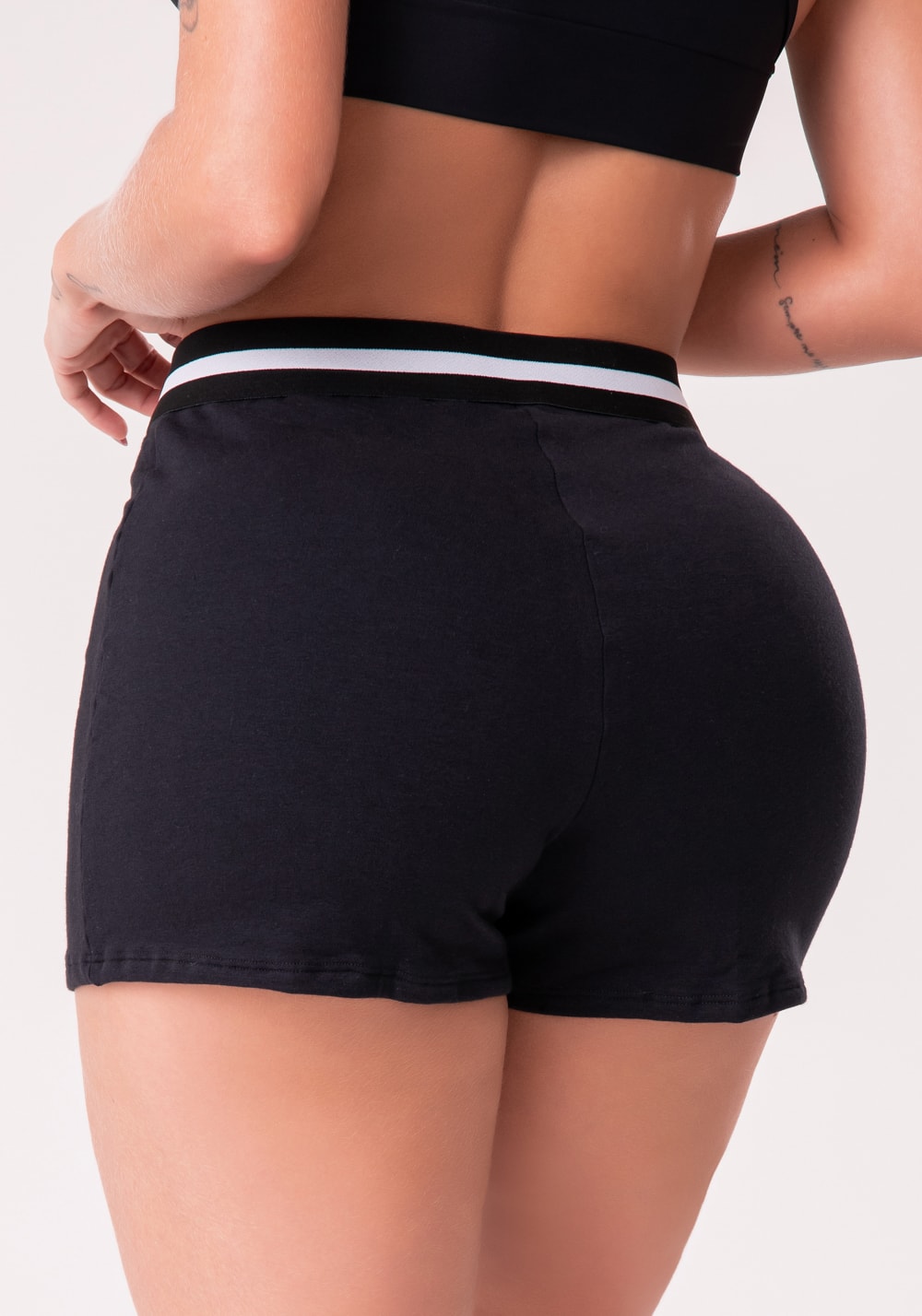 Short moletom preto com recortes e elástico