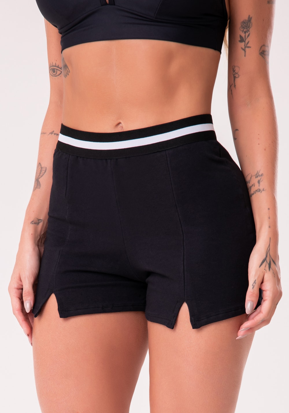 Short moletom preto com recortes e elástico