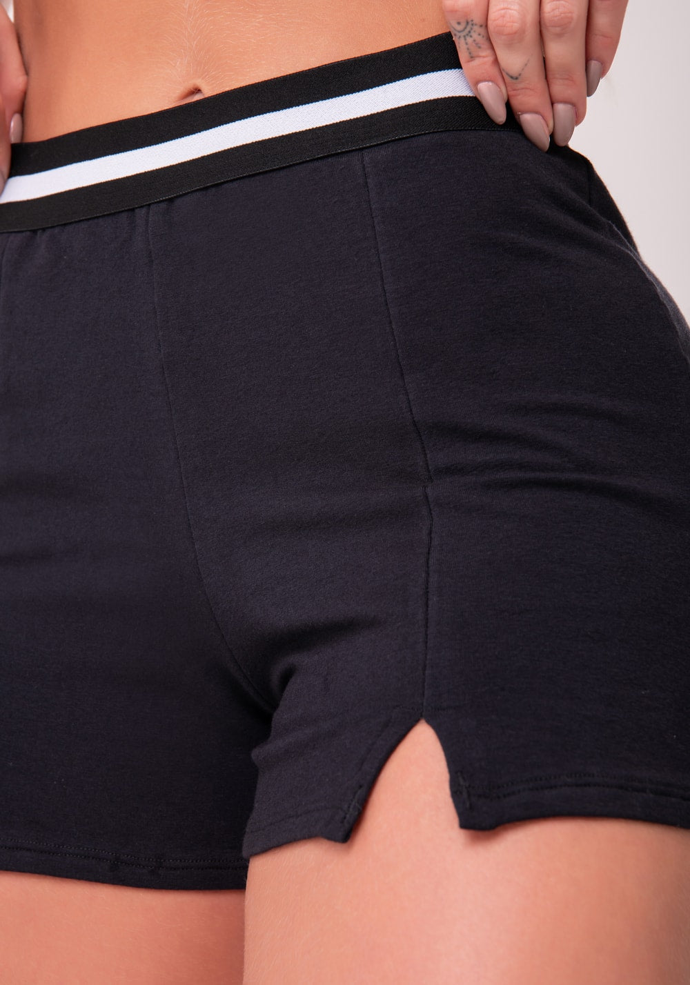 Short moletom preto com recortes e elástico