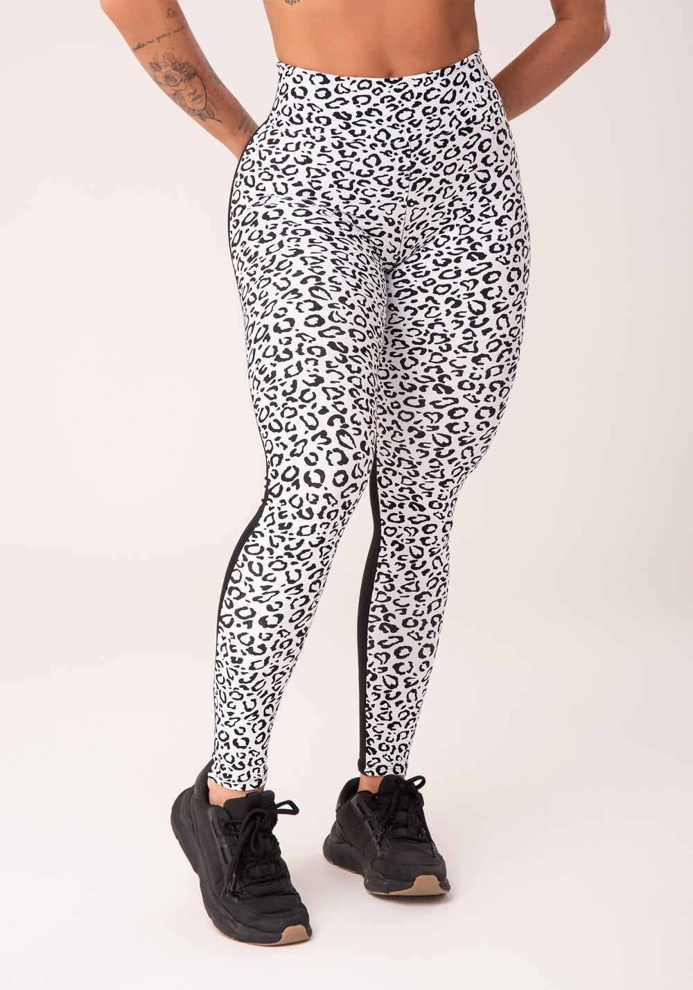 Calça legging wild preta com estampa de onça