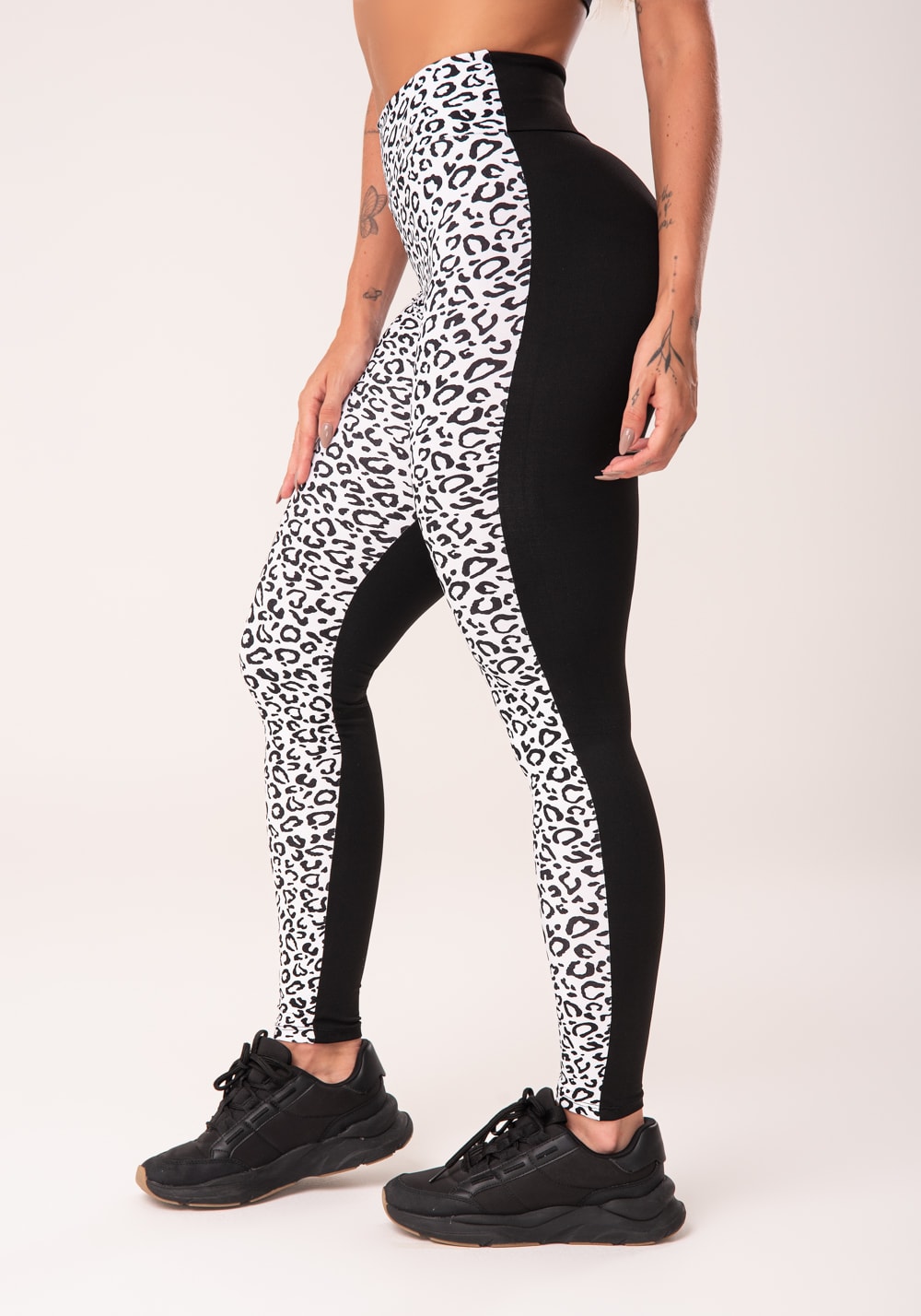 Calça legging wild preta com estampa de onça