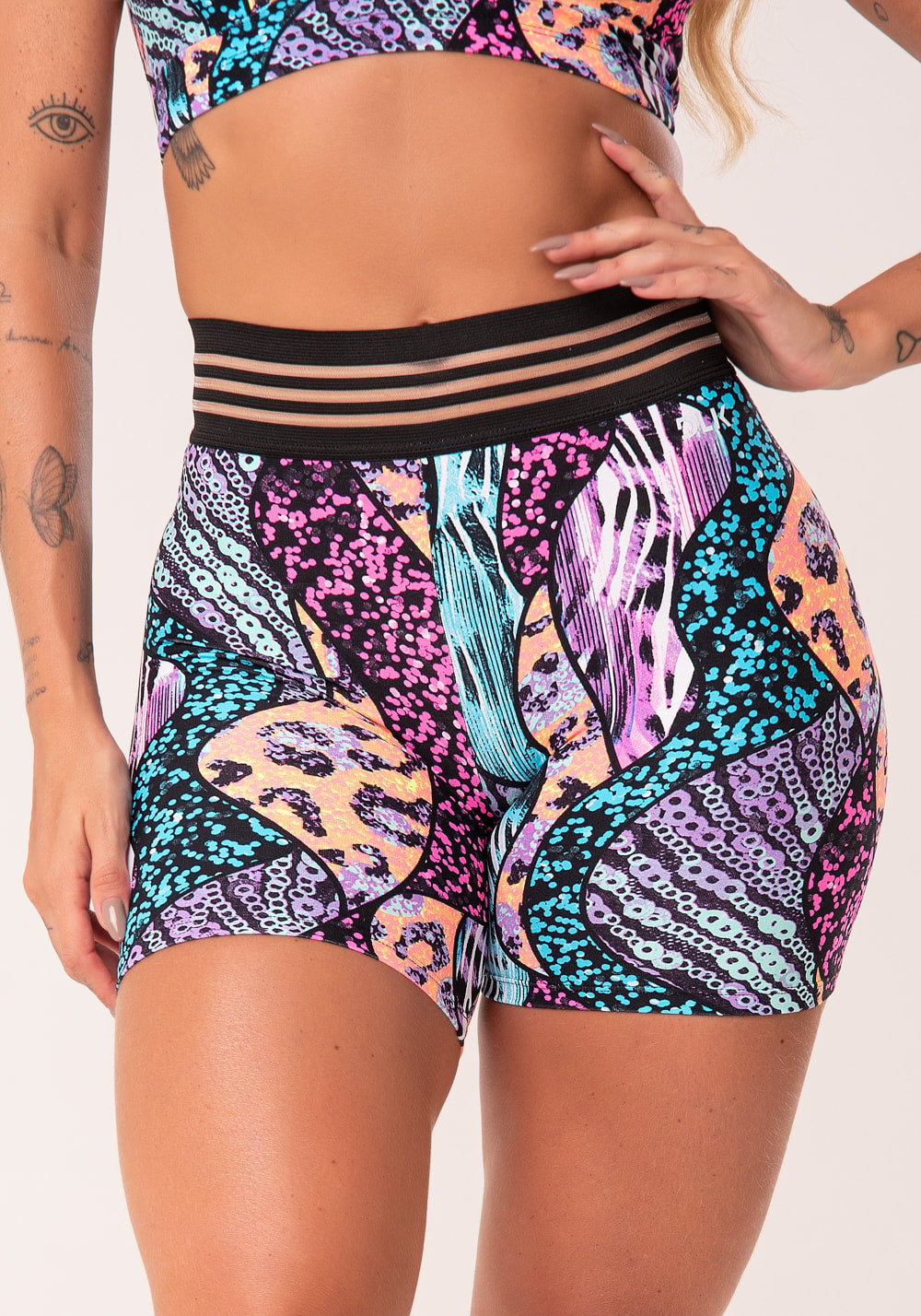 Short wild com elástico estampa de animal print colorido