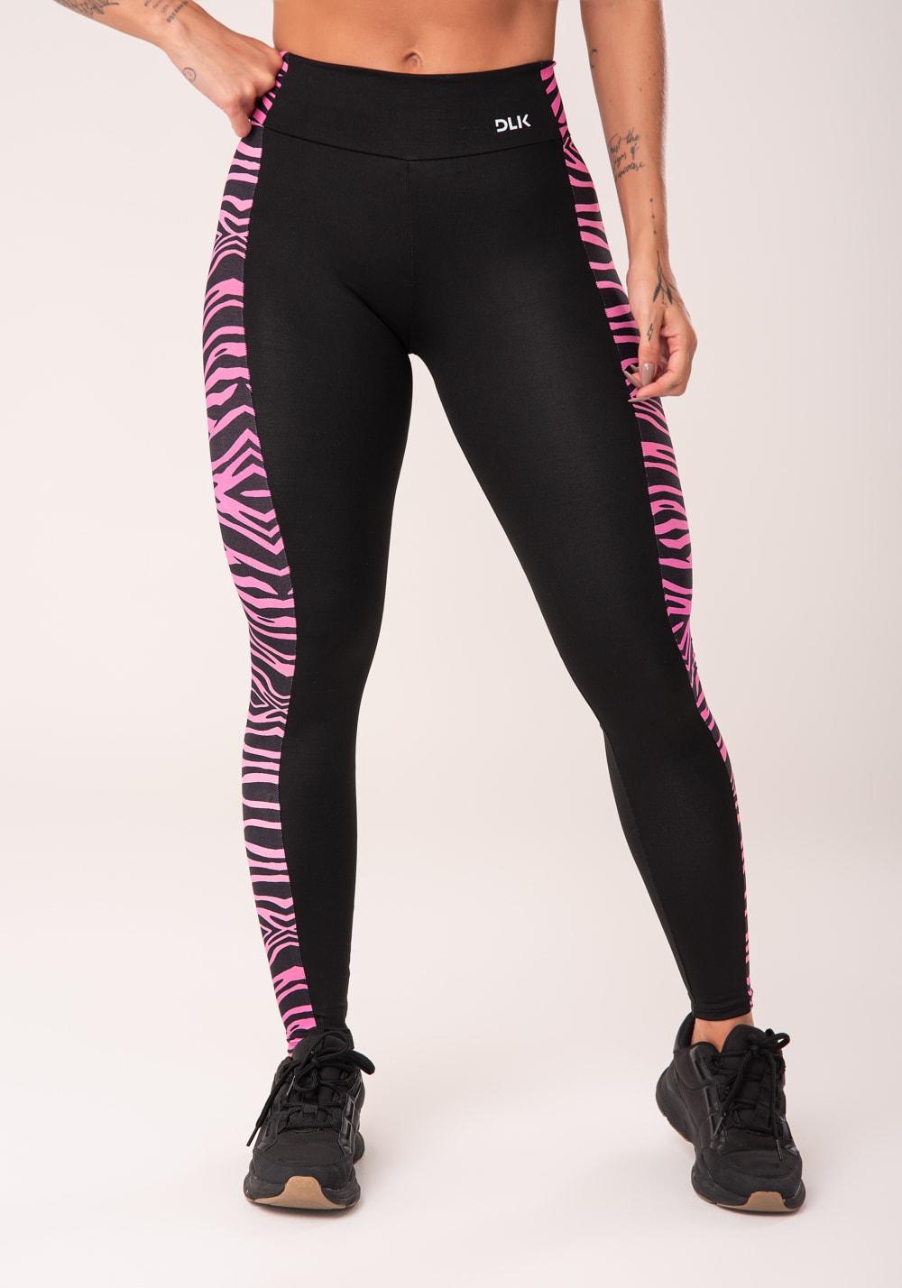 Calça legging wild preta com detalhe lateral de zebra rosa