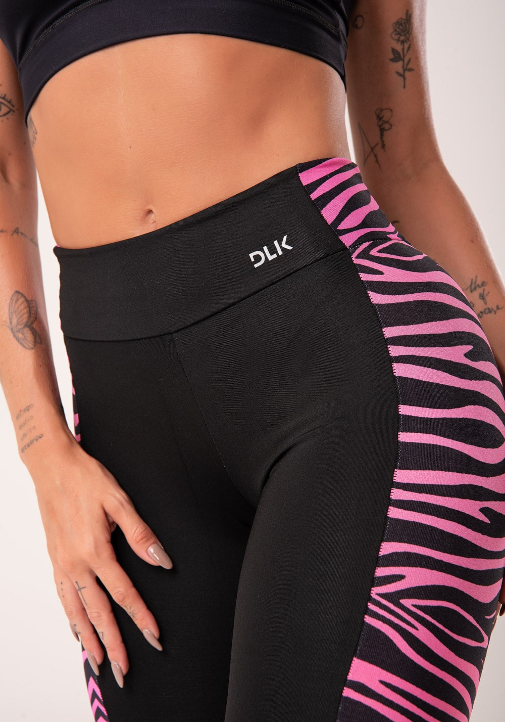 Calça legging wild preta com detalhe lateral de zebra rosa