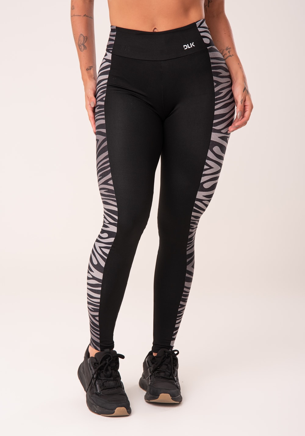 Calça legging wild preta com detalhe lateral zebra cinza